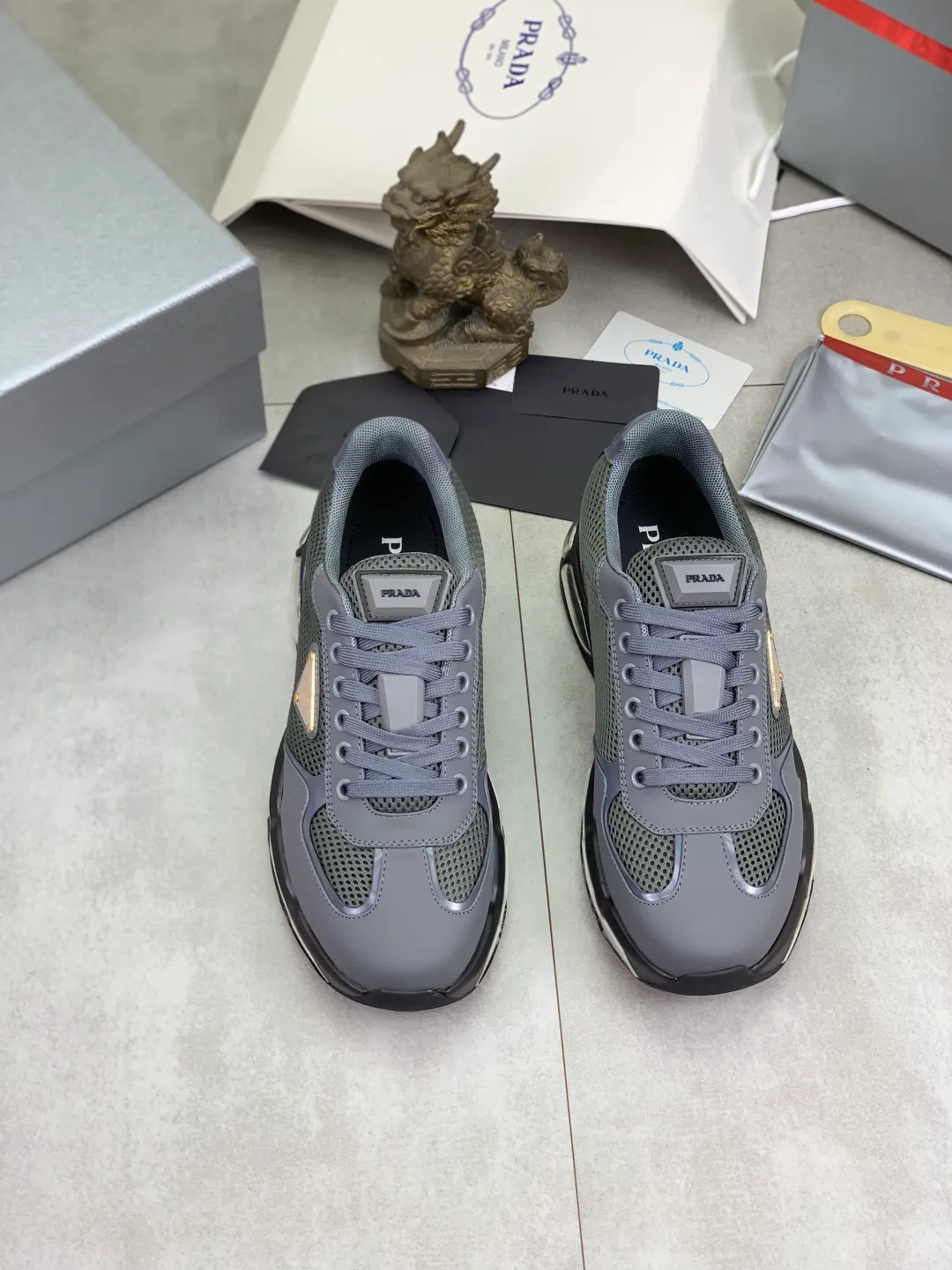 Men's men's shoes 💰P660 💰[New model] The top version is now available on the official website, 🆘 Air-cushion shock-absorbing thick-soled trendy brand (Prada) is the main popular model, avant-garde and versatile fashionable men's shoes, private version mold opening, cowhide surface splicing 1:1.. Simple fashion, original imported cowhide feet; the atmosphere and personality are more fashionable, eye-catching and pursuing class. It will subvert the old idea and be a must-have for fashion trendsetters with you! Must keep it for yourself ! Tall and comfortable, large and low, high-end quality workmanship. Code number: 38-45; 4 colors available.